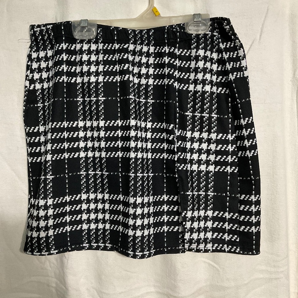 SHEIN  black and white plaid mini skirt. W36